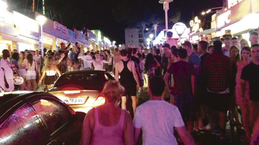 Turistas en Punta Ballena, Magaluf.