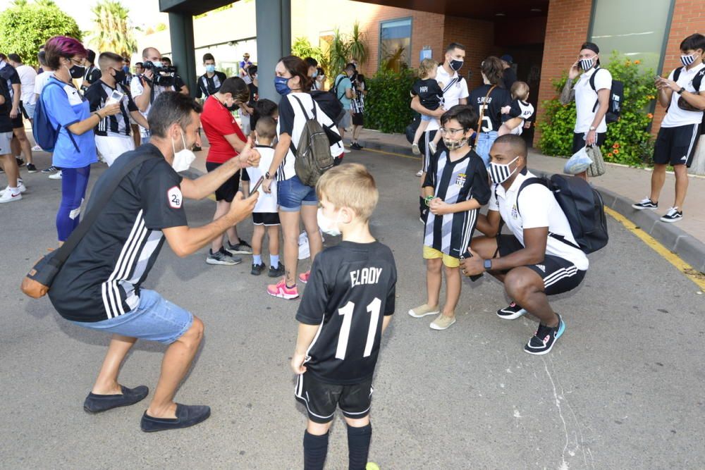 Llegada de los jugadores del FC Cartagena a la ciudad portuaria