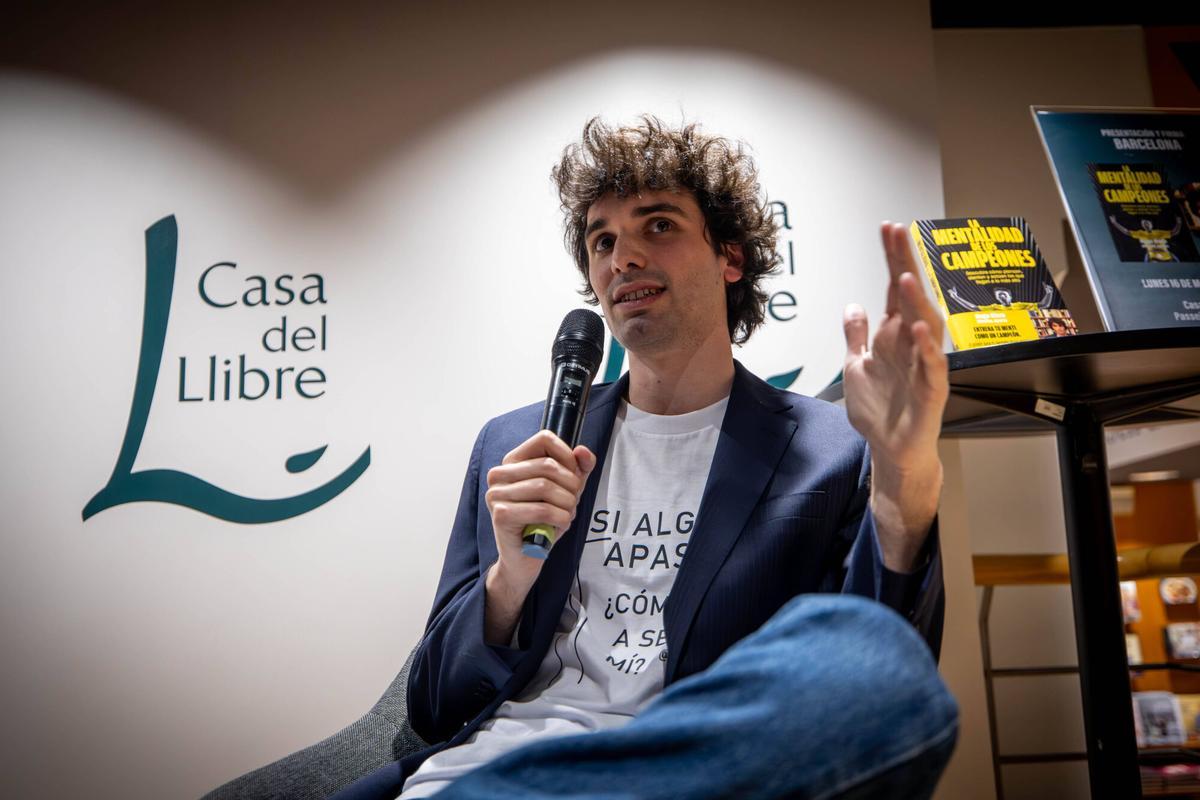 Hugo Riera presenta 'La mentalidad de los campeones' en la Casa del Llibre de Passeig de Gràcia.