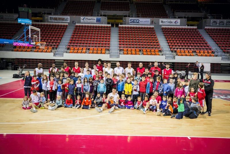 Un centenar de niños disfruta del entrenamiento del Tecnyconta