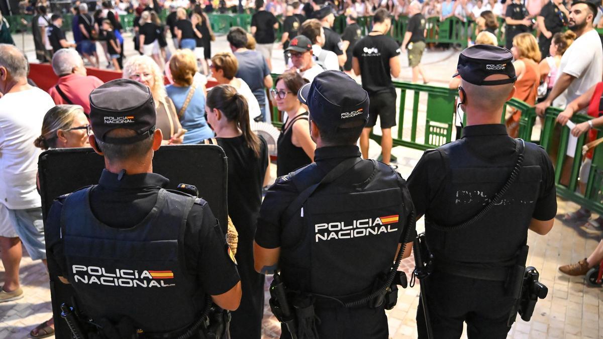 Despliegue policial en las Fiestas de Agosto de Elche del año pasado.