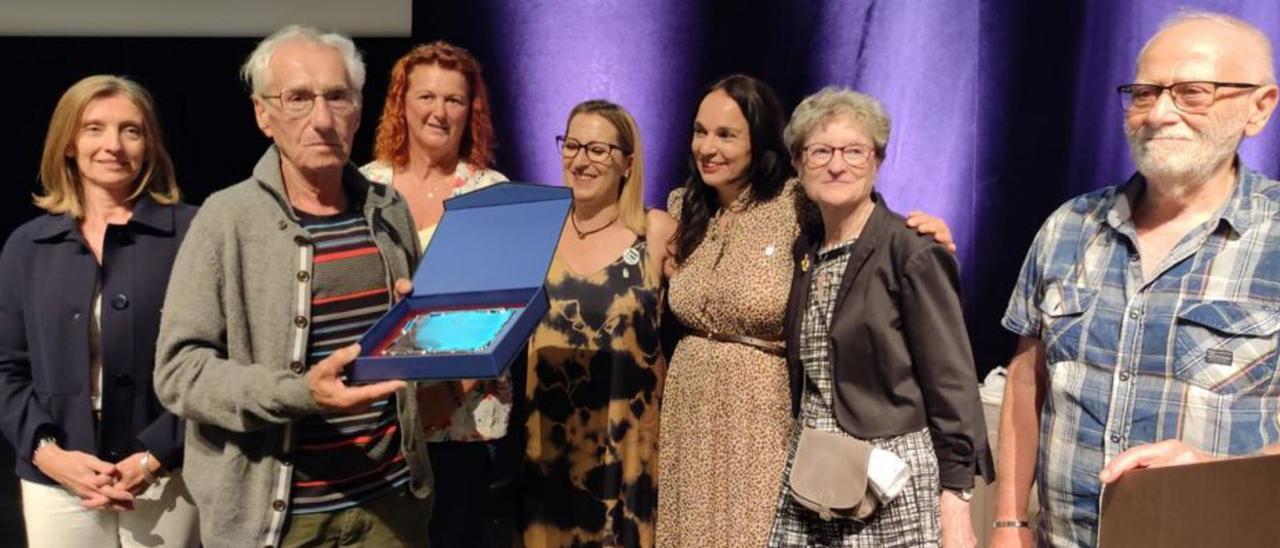 Por la izquierda, Christine Bost, Felipe Ungidos; Sandrine Marsan, concejala de Eysines, Eva Menéndez, Mar González, Annie Ambiés, y Guillermo García.