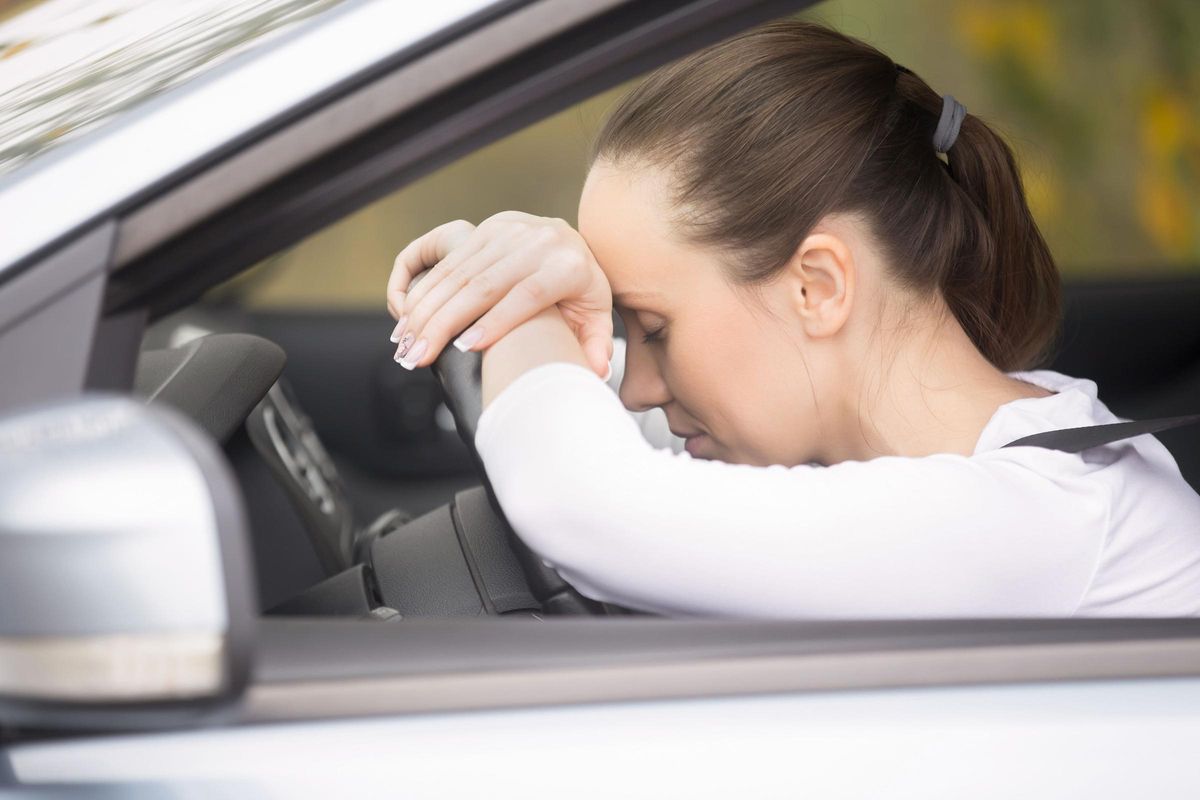 Mujer fatigada por el calor extremo