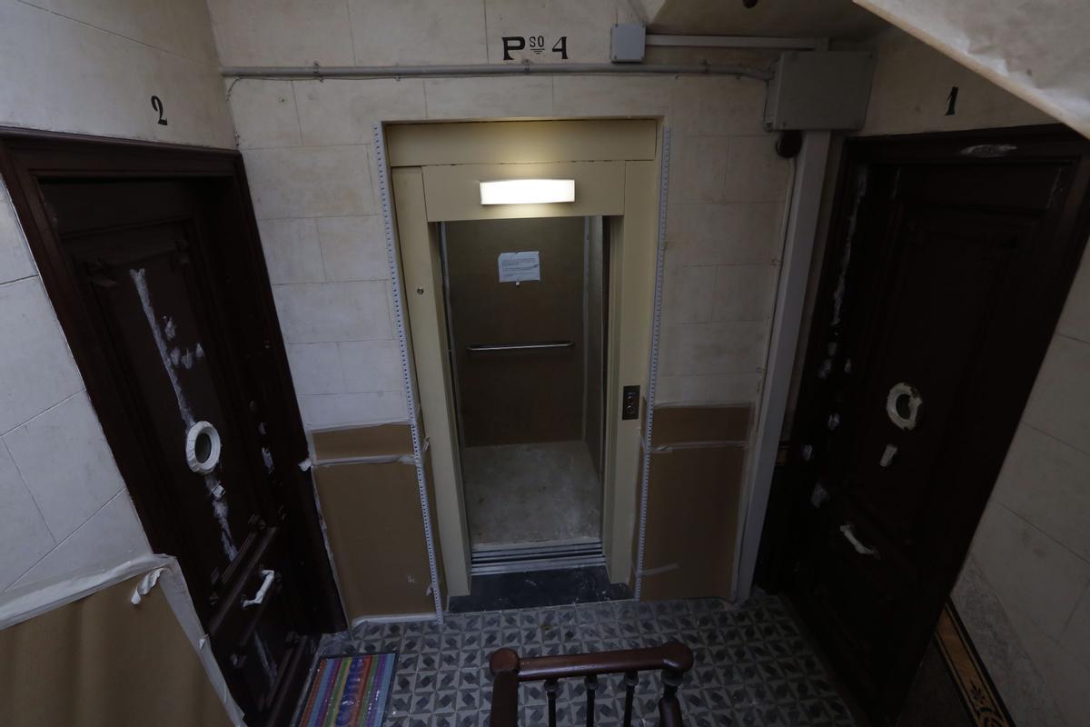 Un ascensor en fincas antiguas de Barcelona.