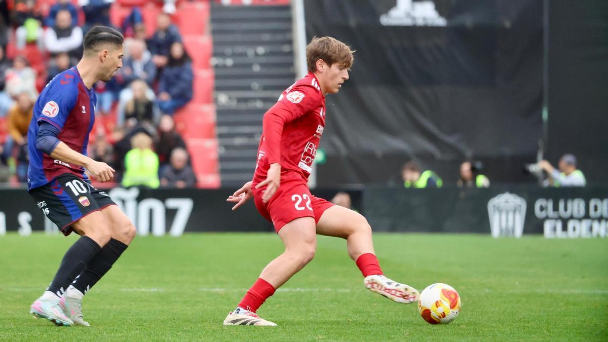 Vaquero controla un balón ante la presión de un jugador del Eldense.