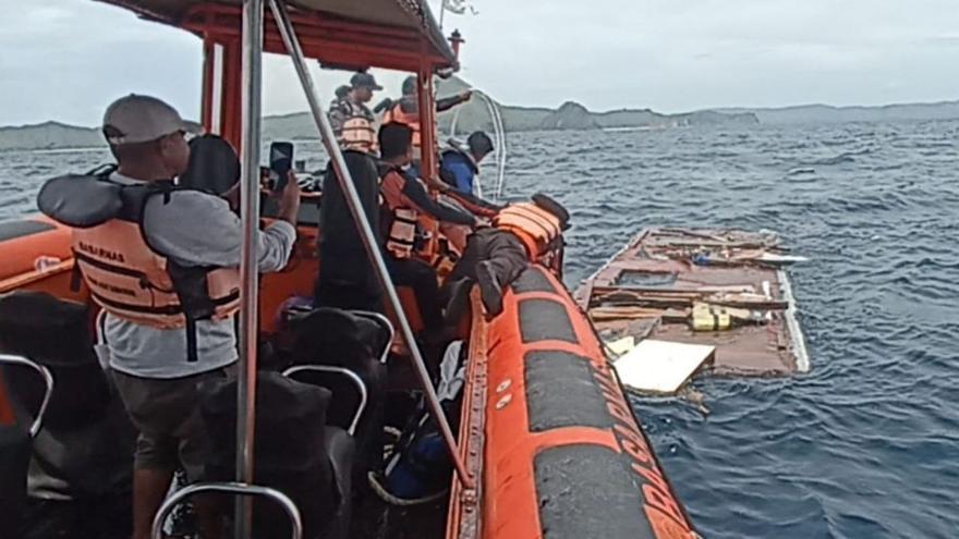 Equips d’emergència busquen els desapareguts en el naufragi prop de l’illa de Labuan Bajo (Indonèsia). | EFE