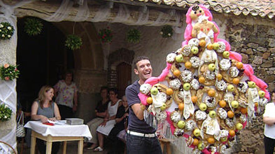 Almendra celebra la tradicional subasta del Ramo