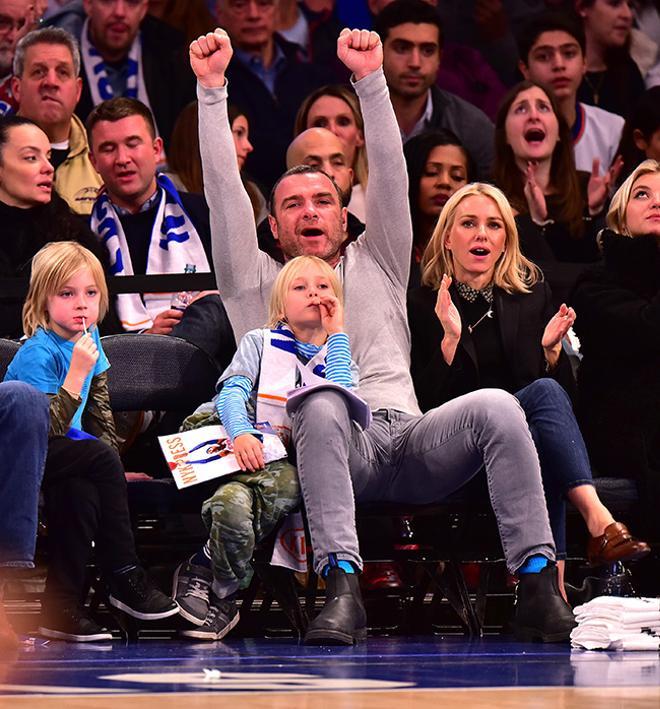 Naomi Watts y Liev Schreiber durante un partido de baloncesto en Los Angeles