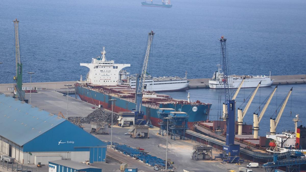 Tráfico de mercancías en el Puerto de Cartagena.