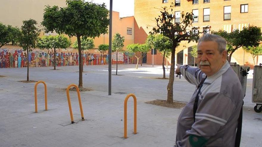 El presidente de la comunidad de vecinos, ayer en la plaza de la Escritora Rosa Chacel, que ha perdido los jardines.