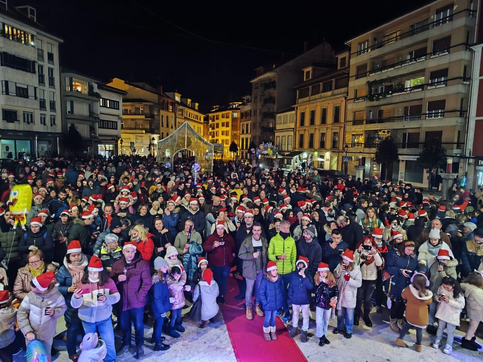 Villaviciosa 'descorcha' la Navidad con un brindis multitudinario
