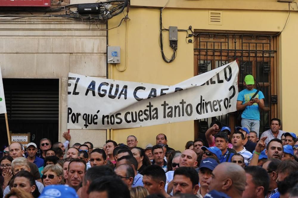 Gran protesta de los agricultores frente a la CHS