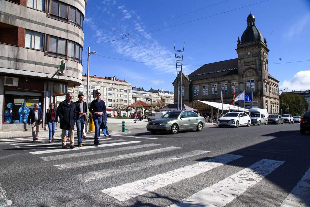 Pedro Puy, izquierda primer plano, con Juan Bayón y Gonzalo Louzao cruzando la N-640 en el centro de A Estrada