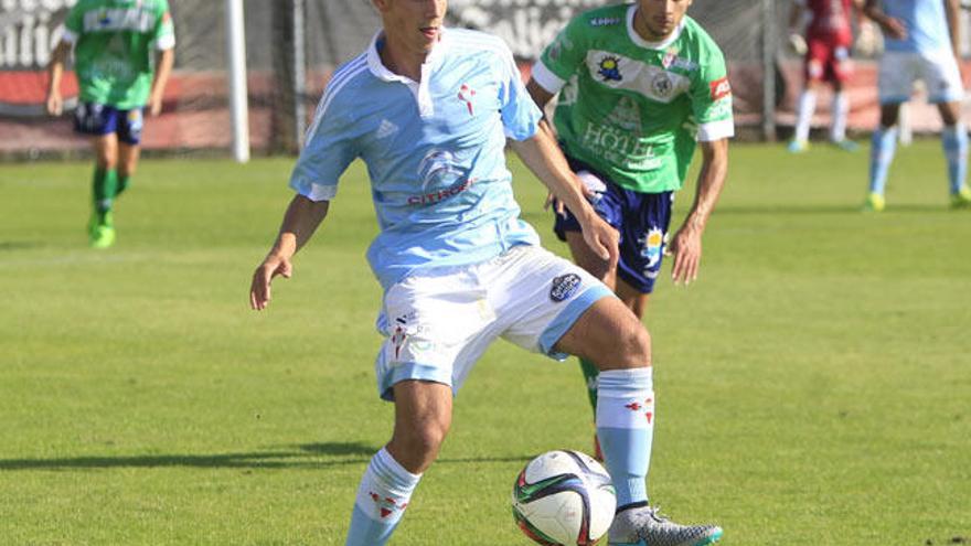 Un jugador del Celta B controla un balón, durante el partido frente al Astorga. // José Lores