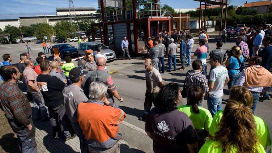 Trabajadores de las auxiliares, en una concentración delante de la entrada de Arcelor en Trasona.