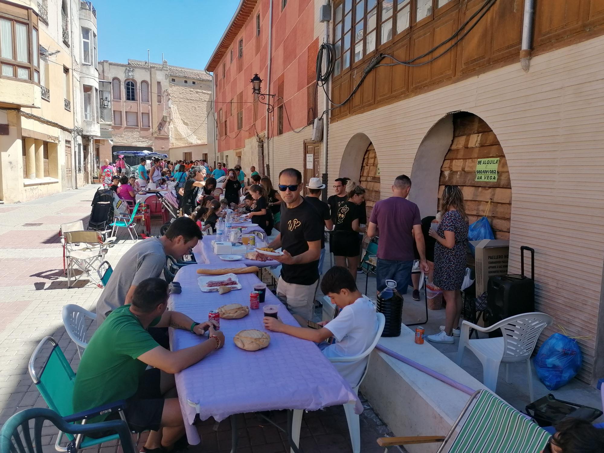 Las peñas aderezan las fiestas son sabor a paella