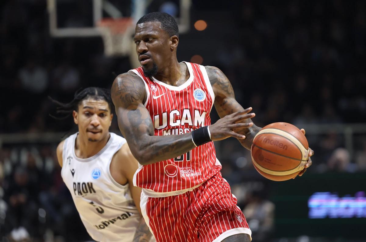 Dylan Ennis, del UCAM Murcia, durante una acción en el partido ante el PAOK.