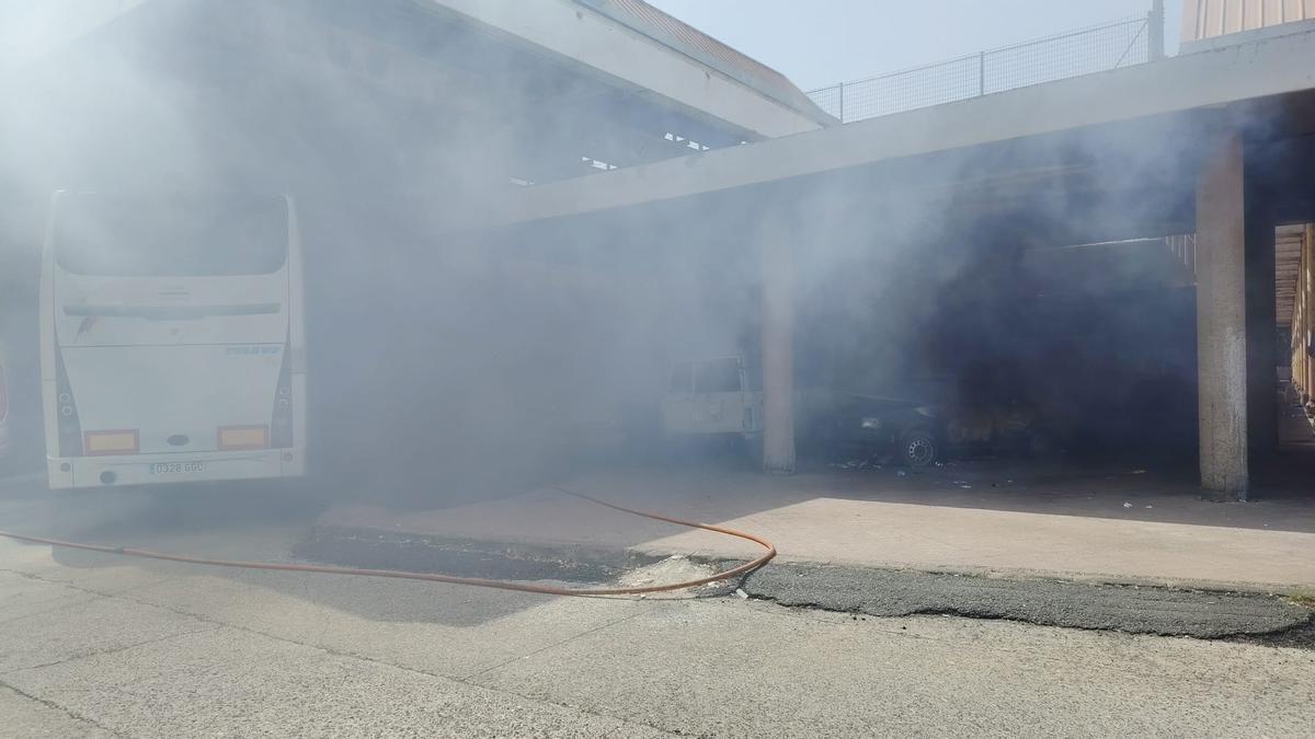Dos coches arden en la Estación de Guaguas de Telde tras otro incendio