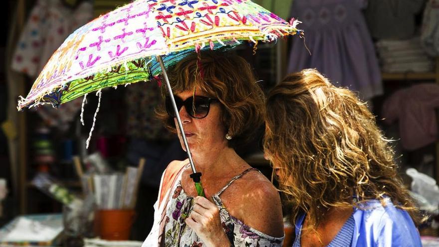 Dos mujeres se protegen del sol en Valencia.