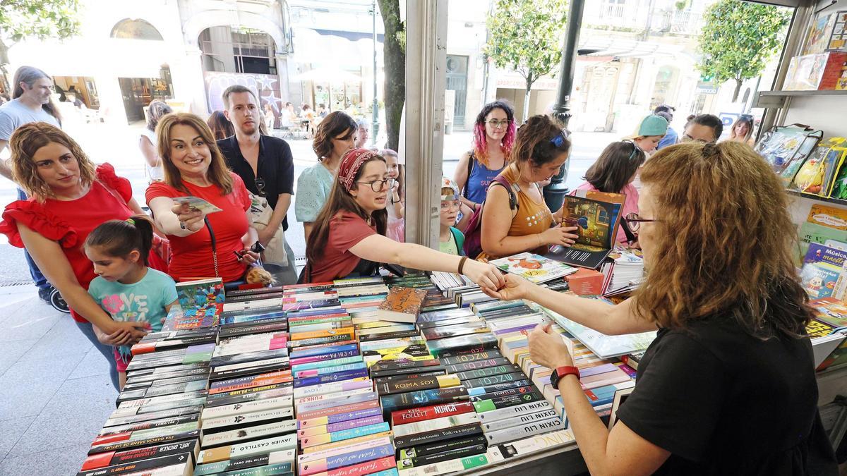 Unha imaxe da Feira do Libro, onte, na Alameda de Vigo.