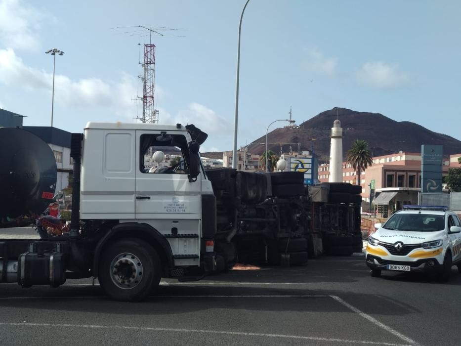 Vuelco de un camión cisterna en el Puerto de la Luz