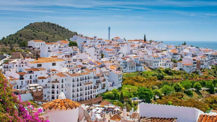 Vista panorámica de Frigiliana con el mar al fondo