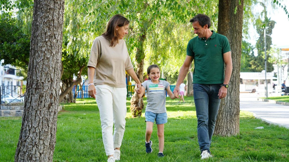 Martina, durante un paseo con sus padres en Pozoblanco.