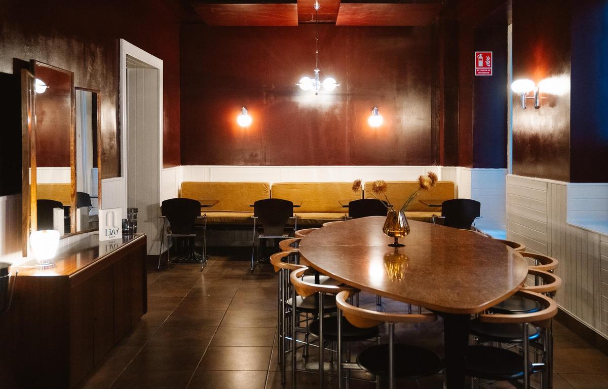 La gran mesa que ocupa el espacio dentral del nuevo local de Farah.