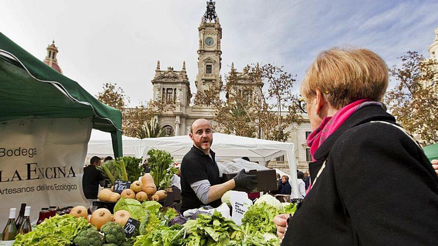 Mercado ecológico de proximidad de los que se ha celebrado en València, en una imagen de archivo.