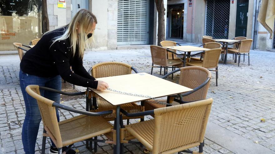 Una treballadora d&#039;un bar de la ciutat de Girona, en una imatge d&#039;arxiu