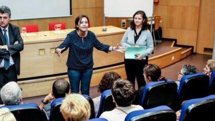 La alcaldesa, Carmen Moriyón, de pie, en el centro, en la reunión que mantuvo ayer en la sede de la EMA con los afectados por las inundaciones de la calle Brasil.