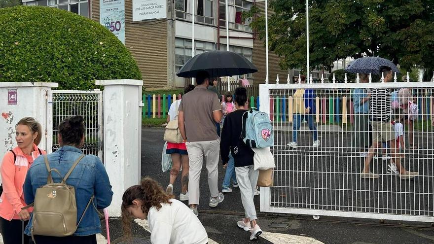 Carreras bajo la lluvia, ayuda de los abuelos y el "sablazo" de los libros de texto: el encaje de bolillos de las familias de Castrillón para la "vuelta al cole"