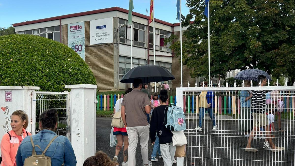 Carreras bajo la lluvia, ayuda de los abuelos y el "sablazo" de los libros de texto: el encaje de bolillos de las familias de Castrillón para la "vuelta al cole"