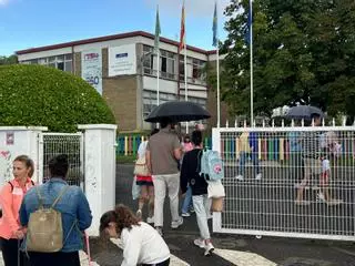 Carreras bajo la lluvia, ayuda de los abuelos y el "sablazo" de los libros de texto: el encaje de bolillos de las familias de Castrillón para la "vuelta al cole"