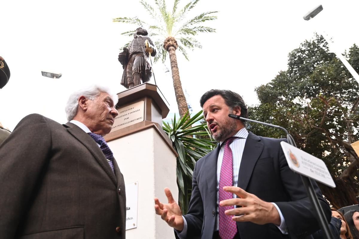 Ruz y Lloret junto a la escultura en honor a Jorge Juan