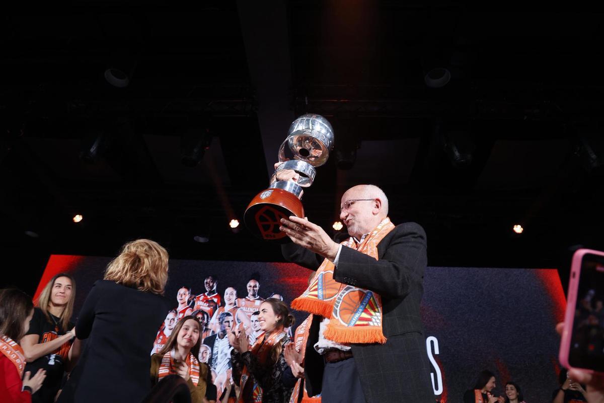 El Valencia festeja con su afición la Copa de la Reina en un Roig Arena entregado con Juan Roig El Valencia festeja con su afición la Copa de la Reina en un Roig Arena entregado con Juan Roig