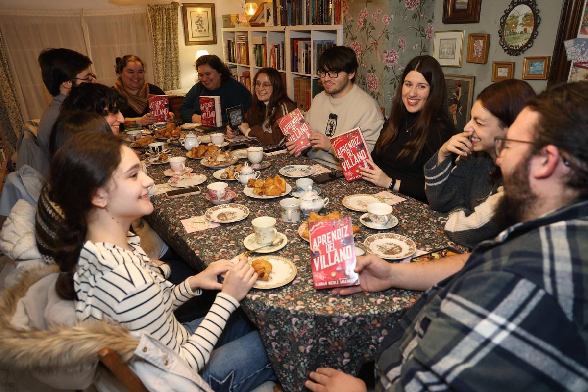 Lectores de uno de los clubes de Hojas de Lòrien, con la novela «Aprendiz del villano».