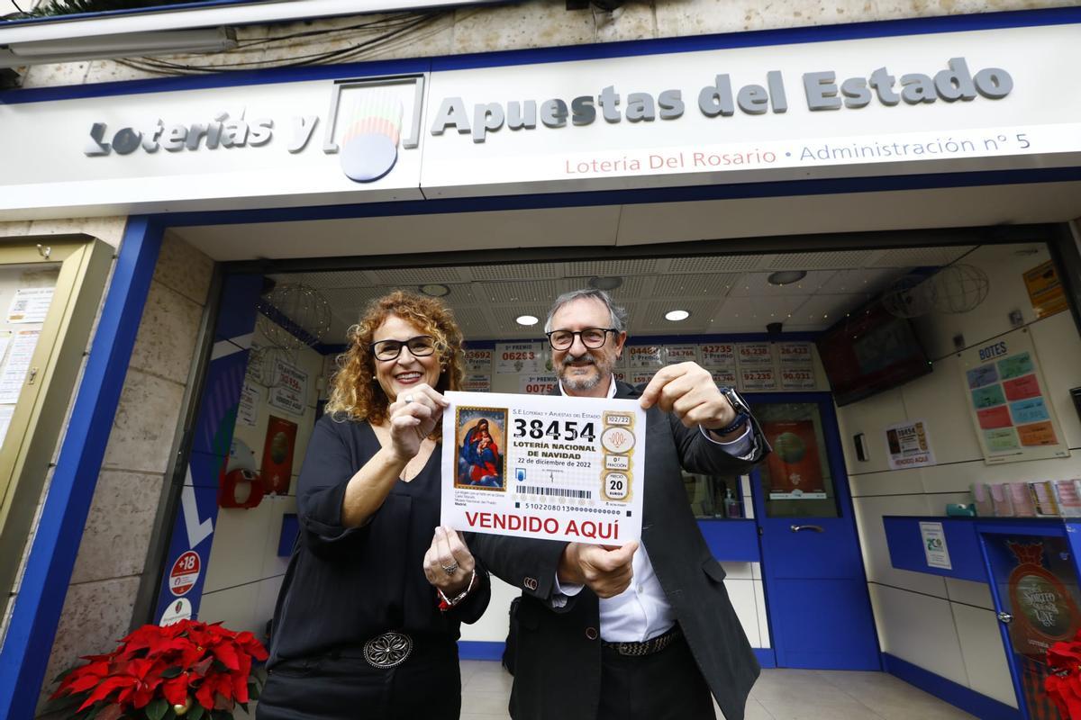 Los propietarios de la Lotería del Rosario en la calle Don Jaime I de Zaragoza celebran el quinto premio vendido en su establecimiento