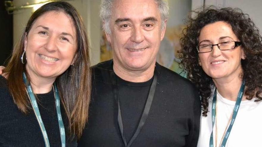 Mónica Delgado y Mónica González, junto a Ferran Adrià.