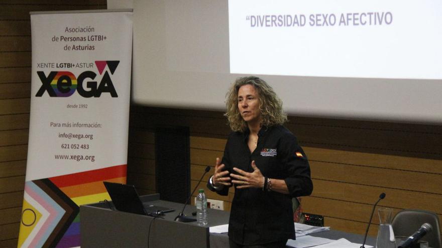 Begoña Gallego, durante la conferencia que impartió en la Antigua Escuela de Comercio. | PEDRO ORTERA