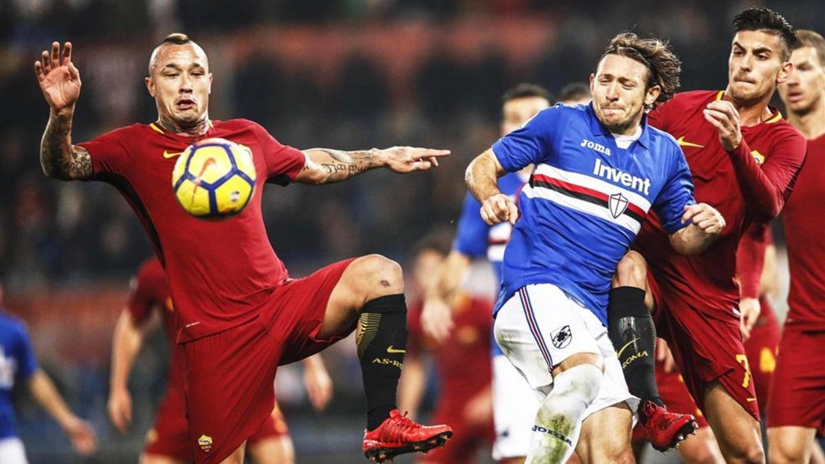 Nainggolan pugna con un jugador de la Samp por un balón