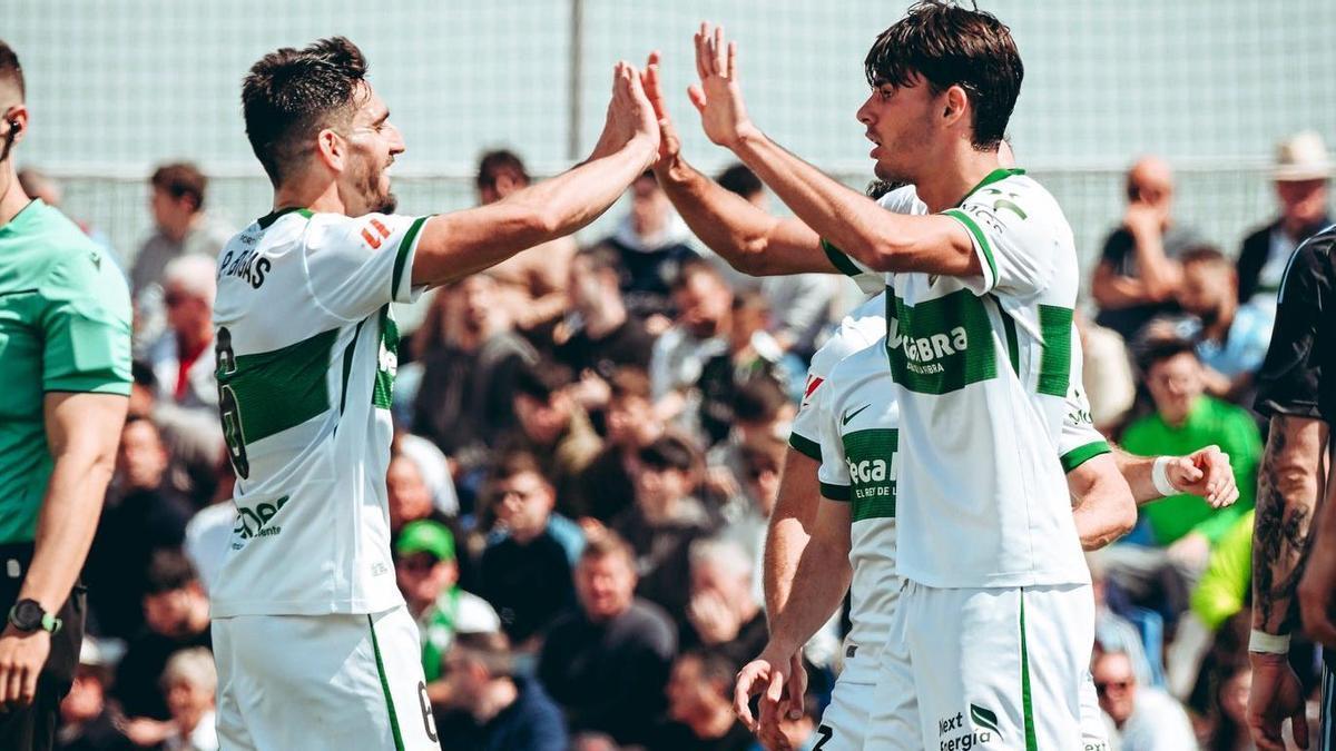 Redondo celebra un gol al Aston Villa con Bigas