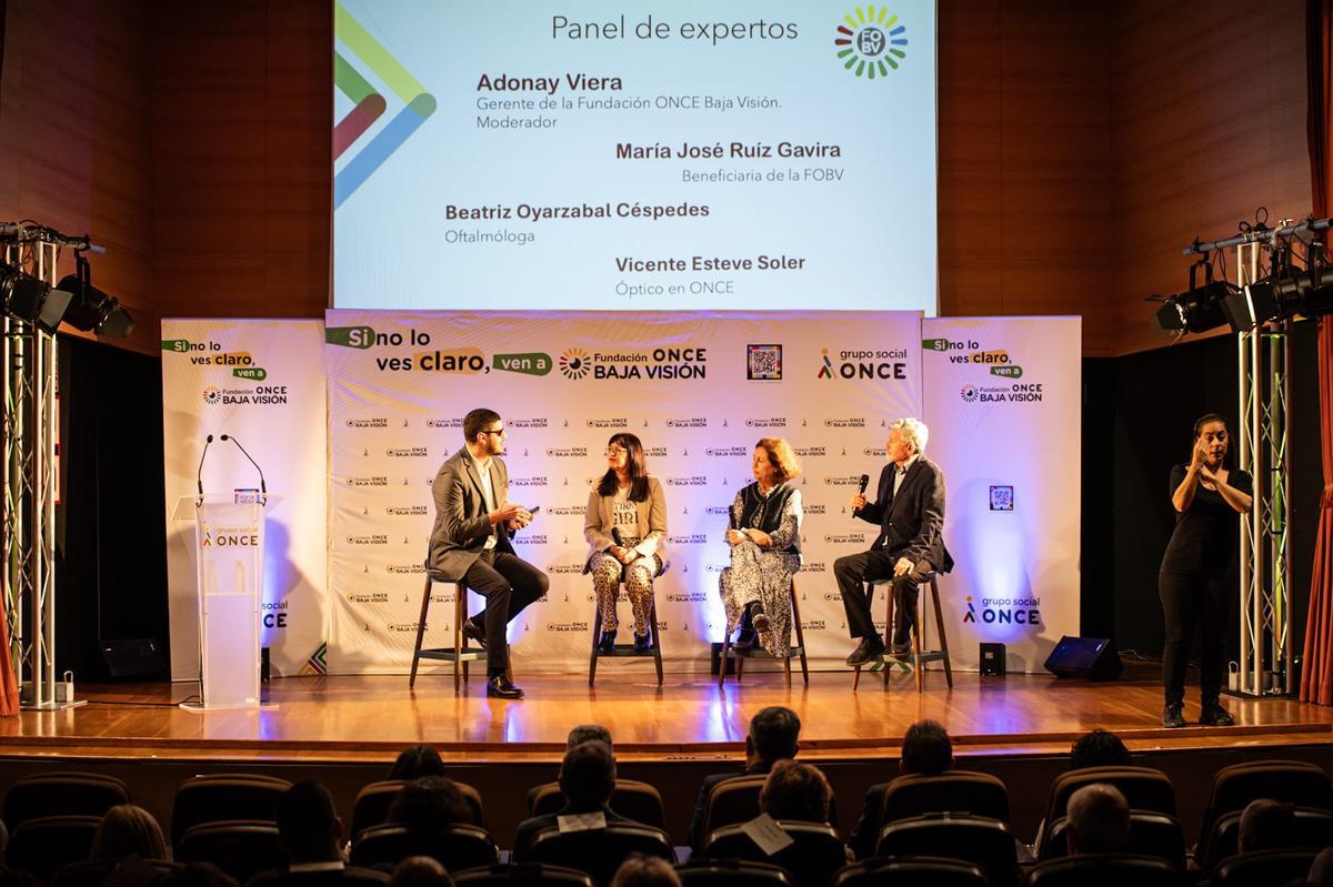 Ramos, junto al delegado de la ONCE en Andalucía, Ceuta y Melilla, Cristóbal Martínez, y la presidenta del Consejo Territorial, Isabel Viruet, han dado a conocer los recursos, servicios y apoyos que pondrá a disposición de Andalucía esta Fundación.