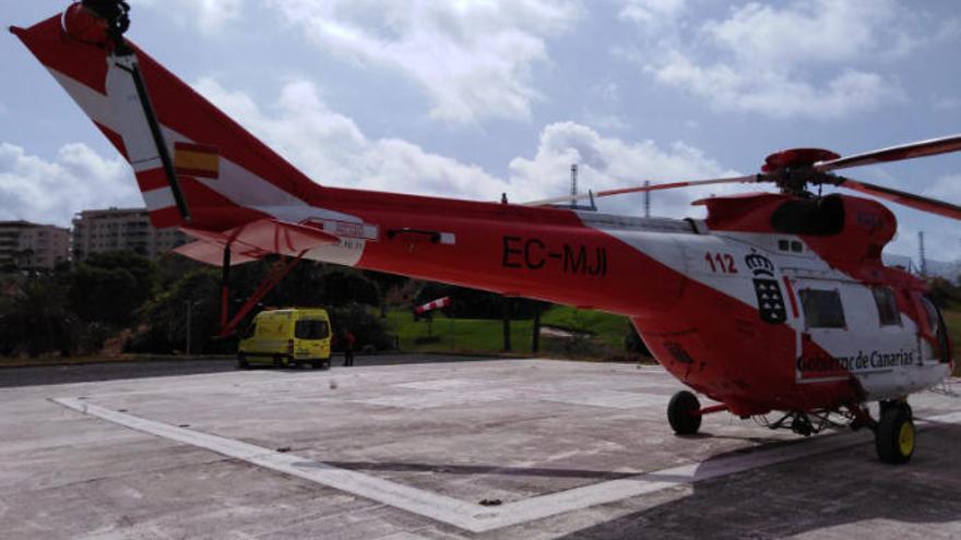 Llegada del helicóptero del GES a la helisuperficie del Hospital Universitario Doctor Negrín