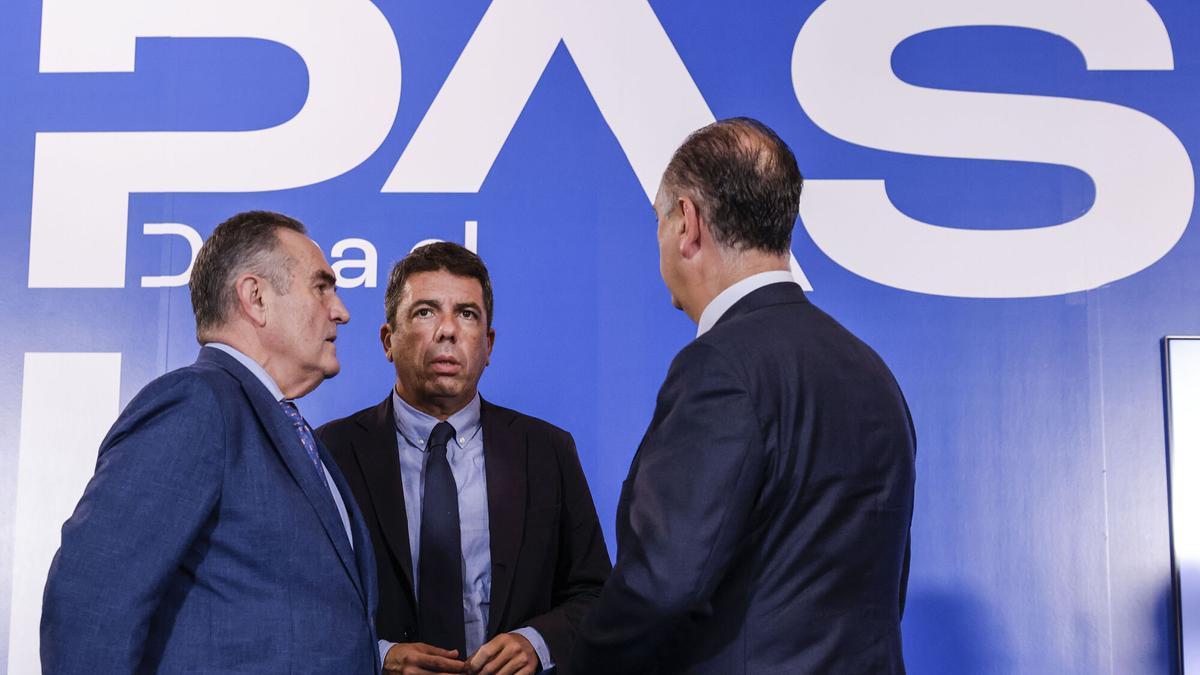 El president de la Generalitat, Carlos Mazón, asiste a la presentación del proyecto educativo de sensibilización ante el riesgo por inundaciones, en el Palau, este jueves.