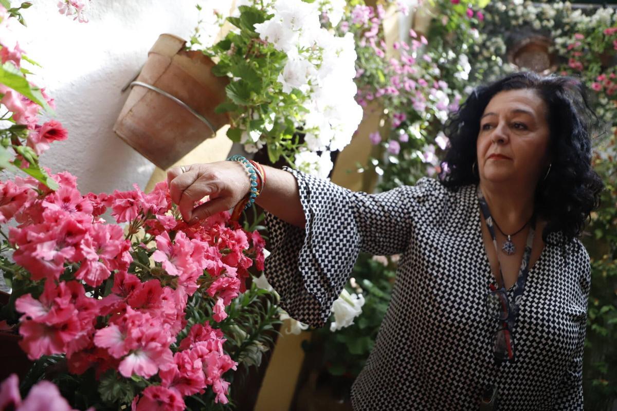 Reportaje Patios , festival de patios, trucos para cuidar las plantas ZARCO 3 CUIDADORA JULIA