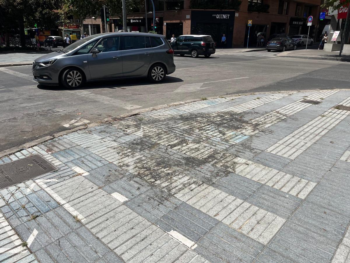 Manchas negras que permanecen en el pavimento de la avenida Óscar Esplá