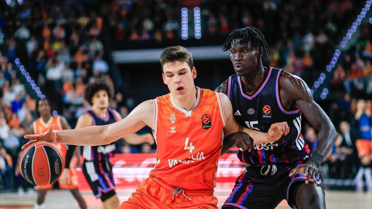 Jaime Pradilla, en una acción del partido ante Mouhamed Faye.