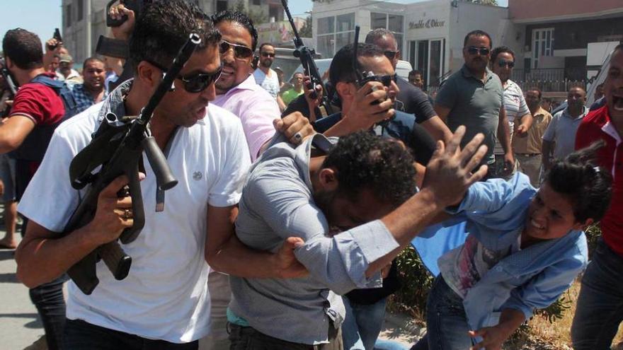 Dos terroristas matan a tiros a 37 turistas en la playa de un hotel español en Túnez