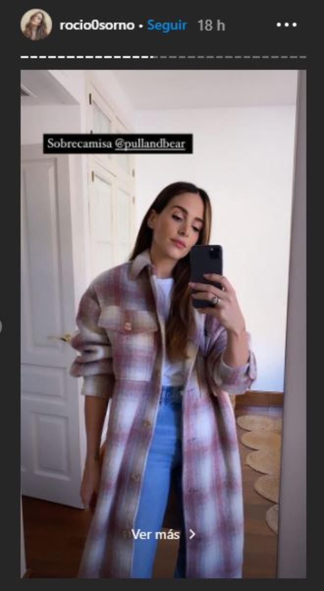 Rocío Osorno con la sobrecamisa a cuadros extra larga de Pull&amp;Bear